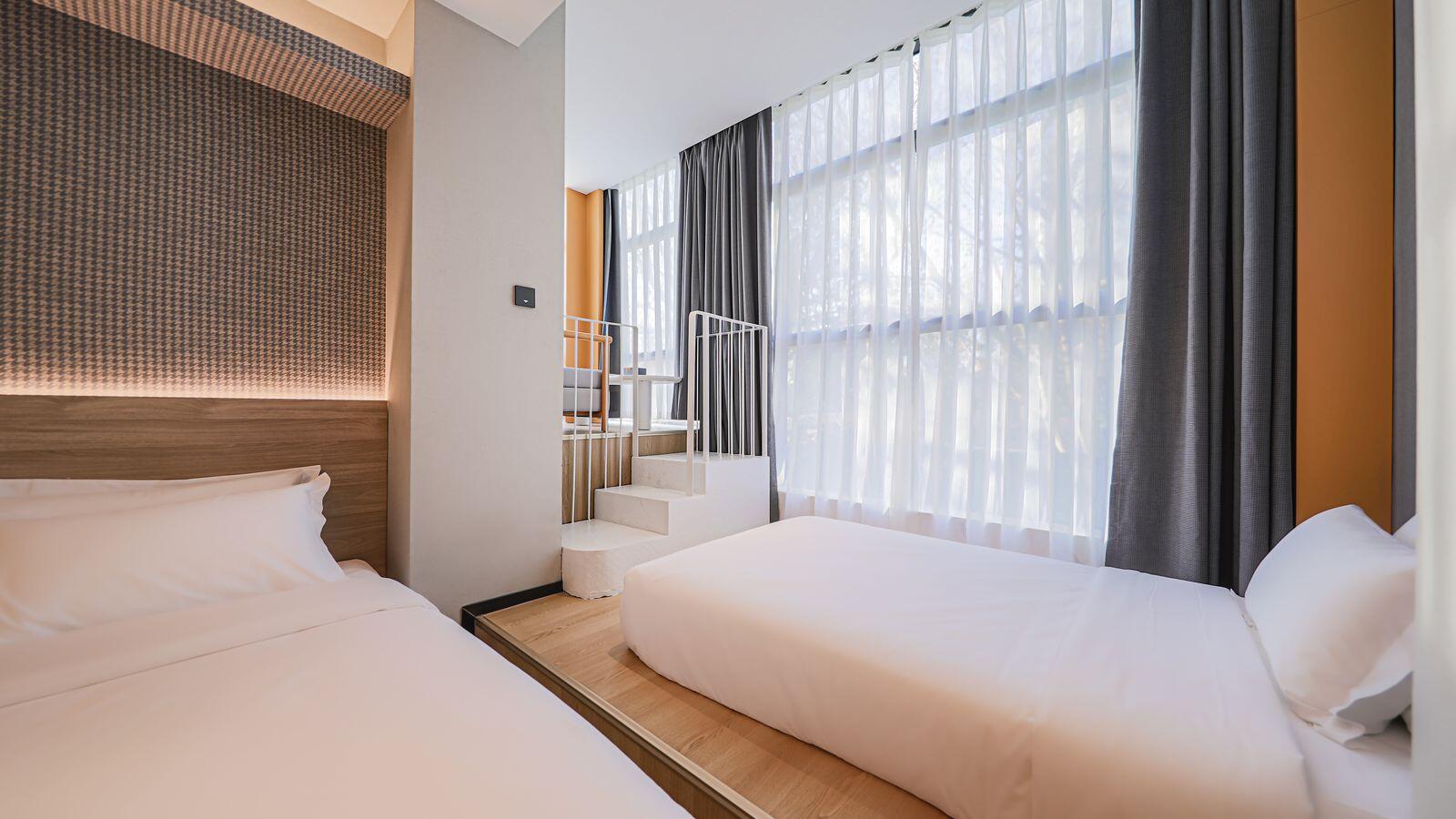 携家会朋亲子房大床与儿童睡眠空间实景